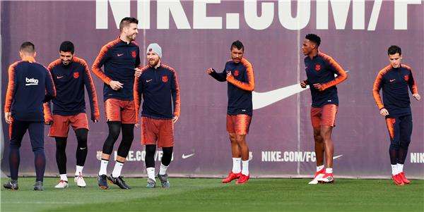 بيكيه بين لاعبي برشلونة