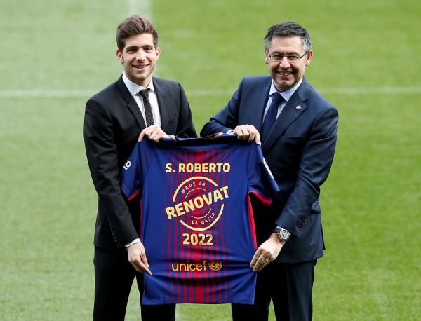 روبيرتو مع رئيس برشلونة