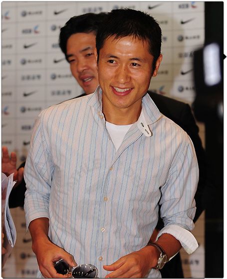 لي يونغ بيو قبل أن يجري الحديث مع الإعلام الكوري الجنوبي بمطار انشيون