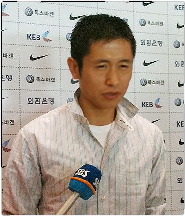 لي يونغ بيو يتحدث للصحفيين عن آخر إستعداداته لكأس العالم 2010