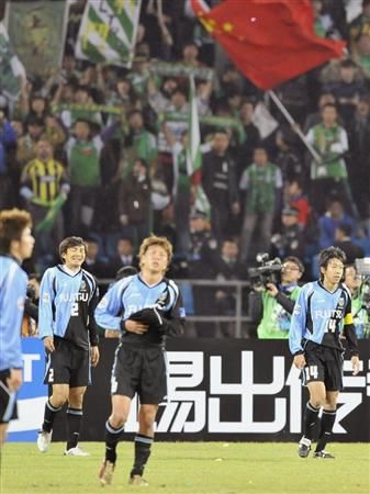 لاعبي كواساكي فرونتال بعد خروجهم من دور المجموعات بدوري أبطال آسيا 2010