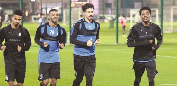 أكرم عفيف (يسار)