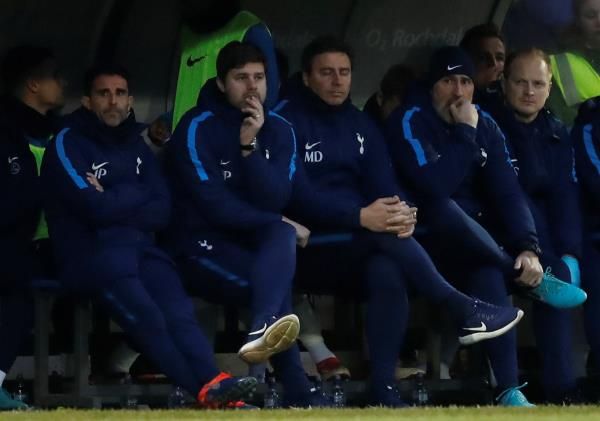 بوكيتينو مع معاونيه