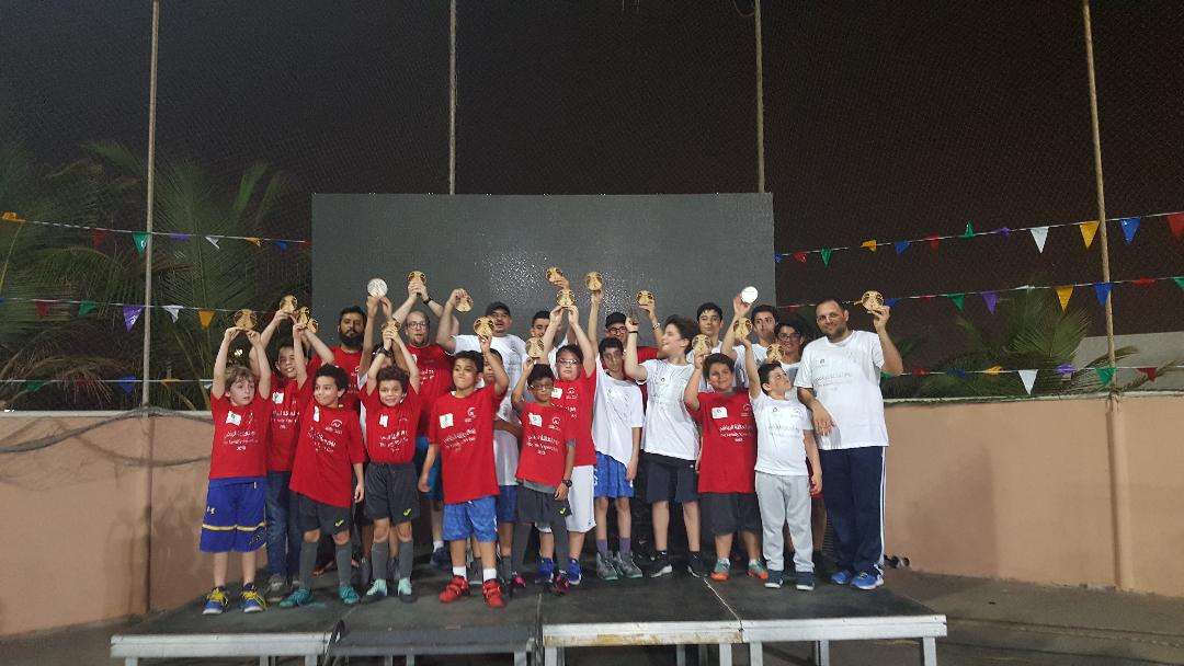 تكريم الأطفال والآباء المشاركين في يوم العائلة الرياضي