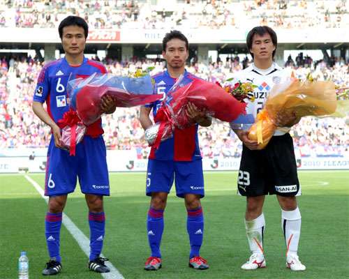 من اليمين ( أوكازاكي - ناغاتومو - كونو ) تلقوا التكريم من أنديتهم قبل بداية المباراة