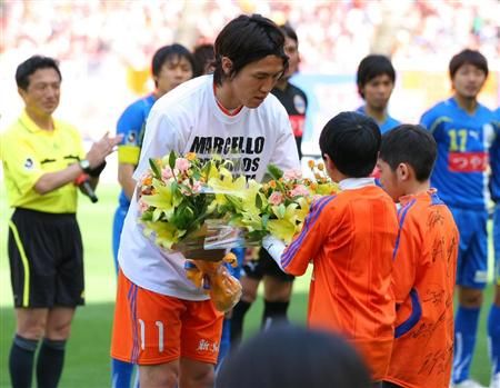 مهاجم فريق ألبيريكس كيشو يانو يتلقى باقة الورد من فريقه 