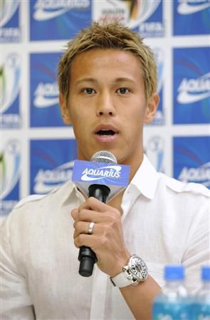 كيسوكي هوندا يتحدث للصحفيين بعد وصوله إلى اليابان قادماً من روسيا