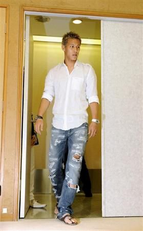 هوندا عند وصوله للمؤتمر الصحفي 