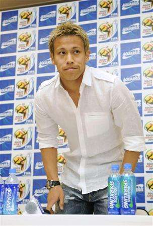 هوندا يرحب بالصحفيين والذين حضروا للمؤتمر الصحفي