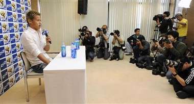 صورة للمؤتمر الصحفي والذي أقيم في إحدى قاعات مطار ناريتا الدولي