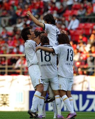 لاعبي فريق كاشيما يحتفلون بعد نجاحهم في إسقاط فريق ناغويا برباعية