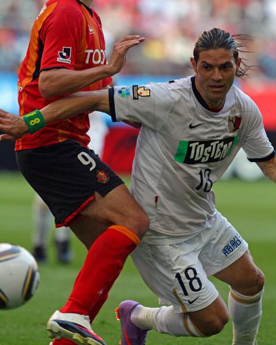 البرازيلي ماركينيوس يتجاوز أحد مدافعي ناغويا