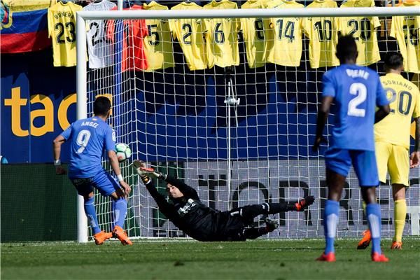  أسينخو يتصدى لركلة الجزاء