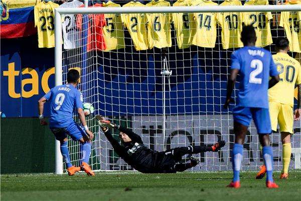  أسينخو يتصدى لركلة الجزاء