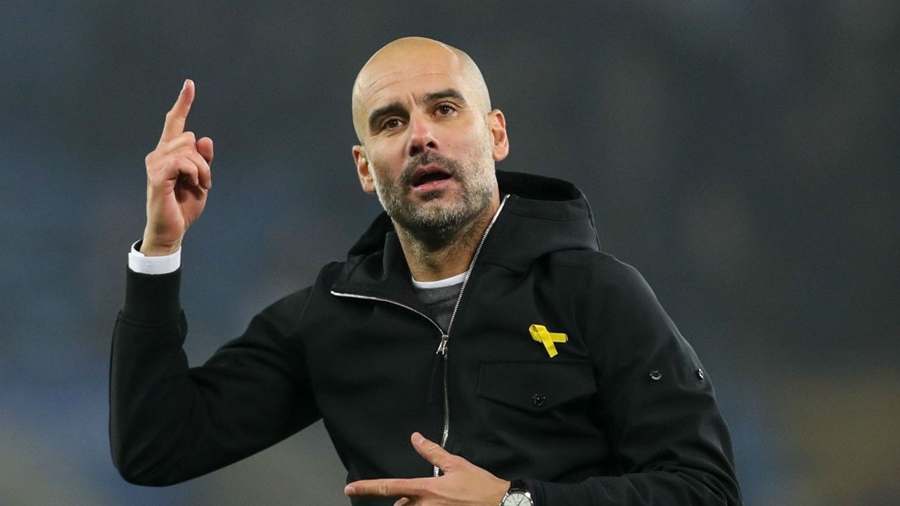 جوارديولا مرتديا الشارة الصفراء