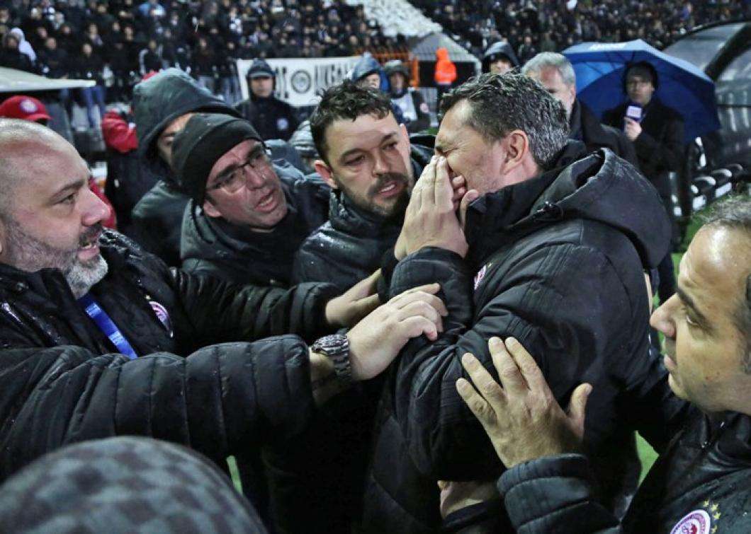 جانب من إصابة مدرب أوليمبياكوس