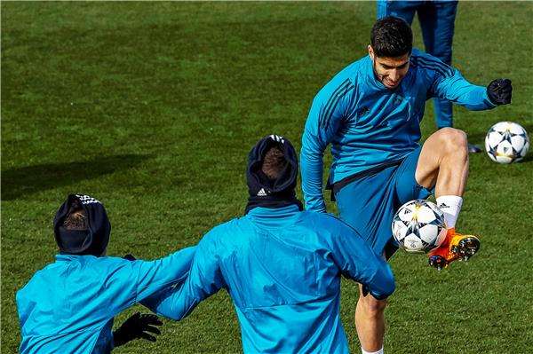 أسينسيو بين لاعبي ريال مدريد