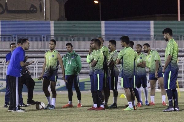 مؤمن سليمان مع لاعبي الشعلة