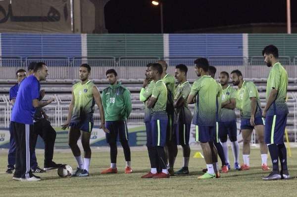 مؤمن سليمان مع لاعبي الشعلة