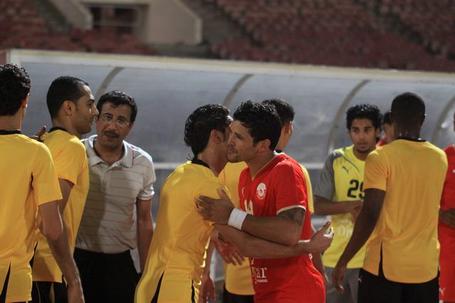لاعبين الأهلي يحييون لاعبي المحرق بعد خسارتهم من الرفاع
