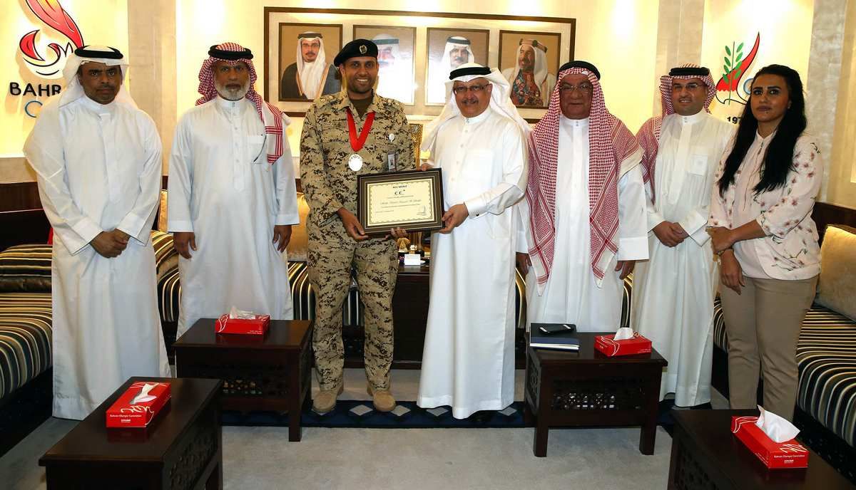 خالد بن حمد يقدم الوسام للأمين العام