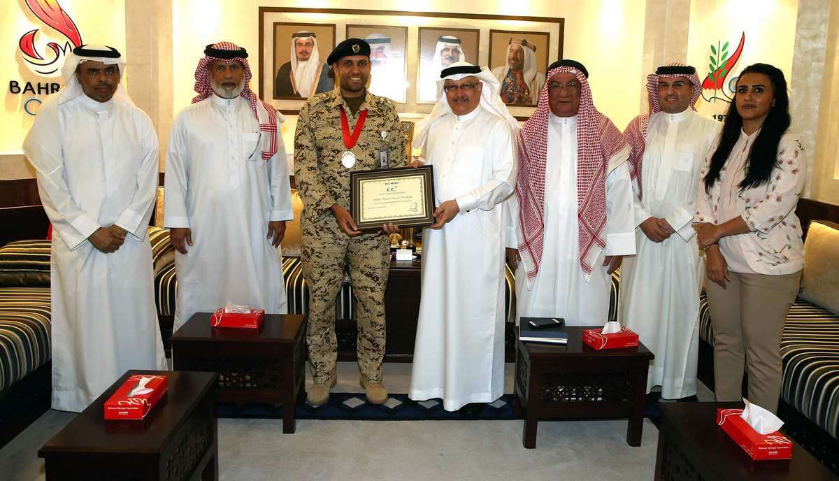 خالد بن حمد يقدم الوسام للأمين العام