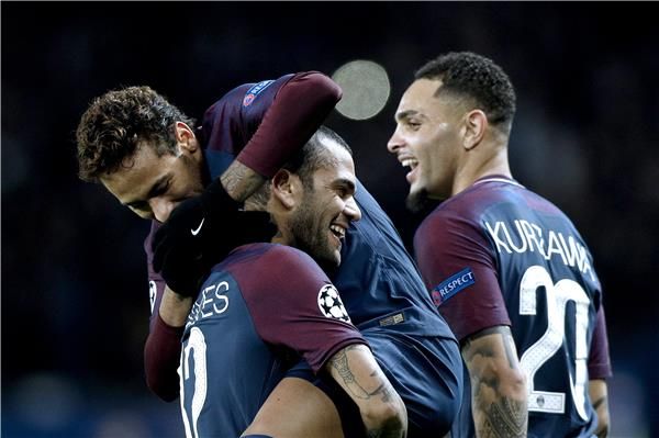 نيمار مع لاعبي سان جيرمان