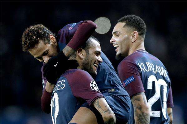 نيمار مع لاعبي سان جيرمان