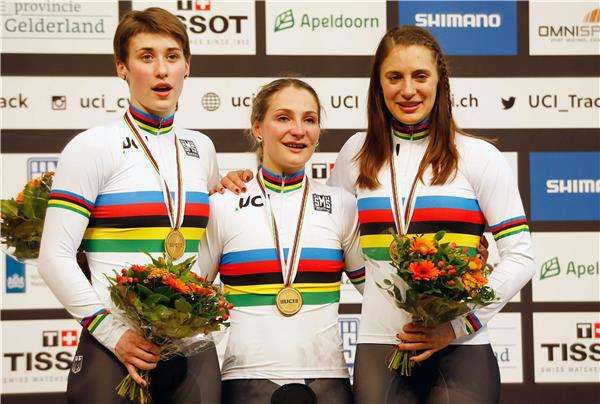 فوجل مع لاعبتي المنتخب الألماني