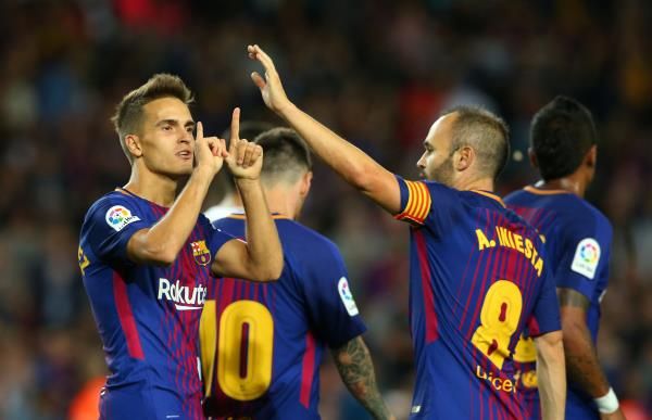 دينيس سواريز مع لاعبي برشلونة