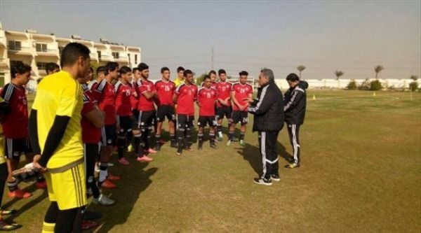 صدقي مع لاعبي المنتخب