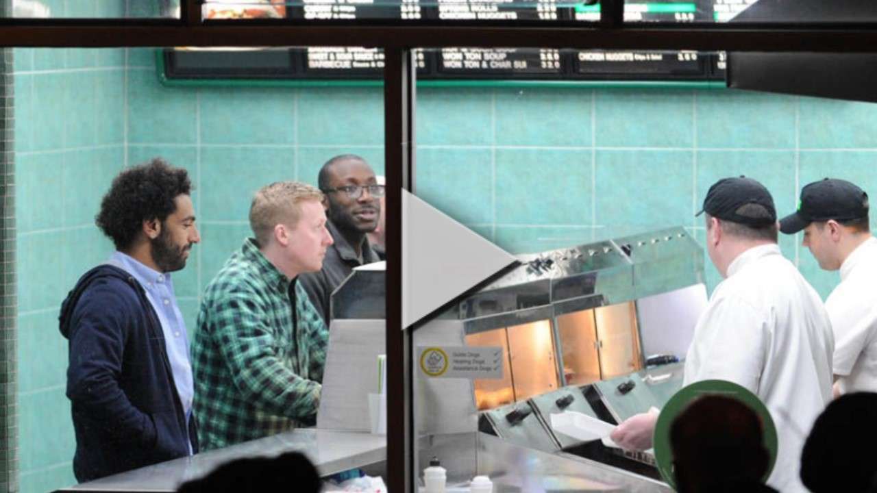 محمد صلاح في مطعم سمك