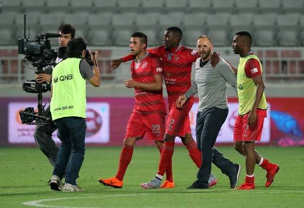 محمد موسى يحتفل مع لاعبي الدحيل