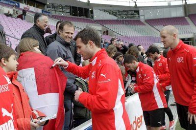 المهاجم السويسري الكسندر فراي يوقع للجماهير بعد جلسة تدريبية