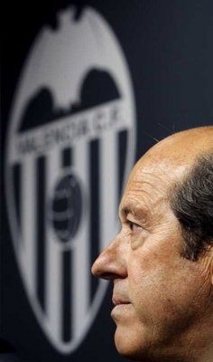 مانويل لورينتي يعلن بيع فيا 