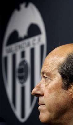 مانويل لورينتي يعلن بيع فيا 