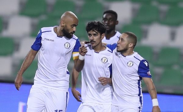 هلال محمد مع لاعبي الخور