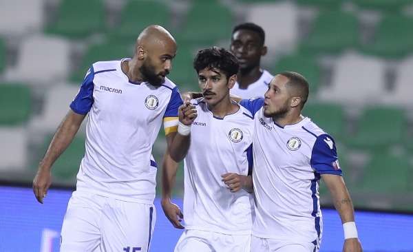 هلال محمد مع لاعبي الخور