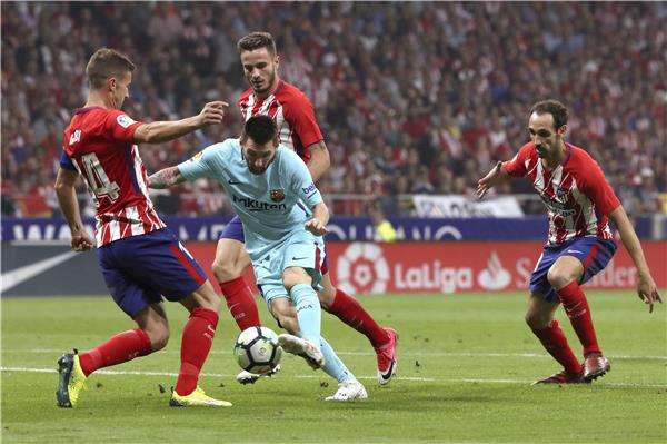 مواجهة سابقة بين برشلونة وأتلتيكو مدريد