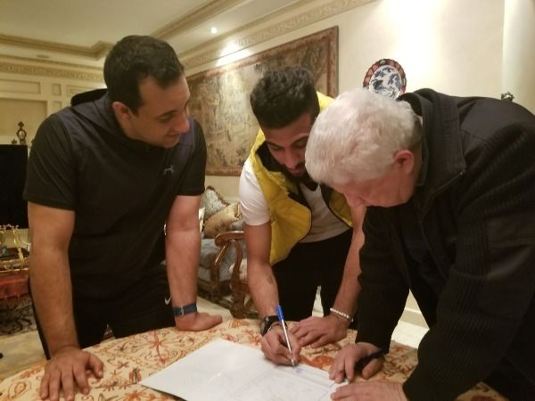 خلال توقيع العقود