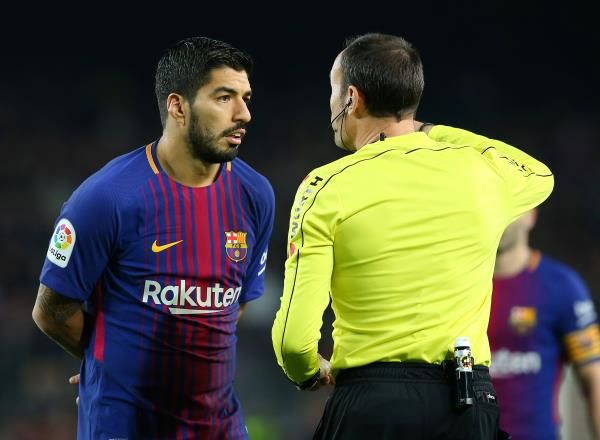 صورة أرشيفية لسواريز مع أحد الحكام