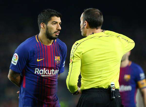 صورة أرشيفية لسواريز مع أحد الحكام