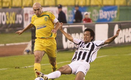 الياباني سيتو ( يمين ) في إحدى مباريات الدوري الروماني