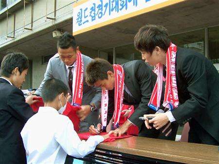 ثلاثي كوريا الشمالية من اليمين ( ريونغ - تاك - تيسي ) في حفل الوداع