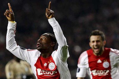 إينوه (يسار) يحتفل بهدف لفريقه أياكس أمستردام