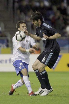 ايوزي جارسيا مع كاكا في كرة مشتركه 