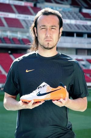 توليو تاناكا يعرض حذائه الجديد لكأس العالم