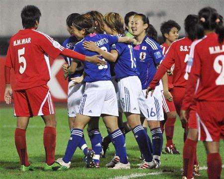 لاعبات منتخب اليابان يحتفلن بعد تحقيقهن فرزاً كبيراً على ميانمار