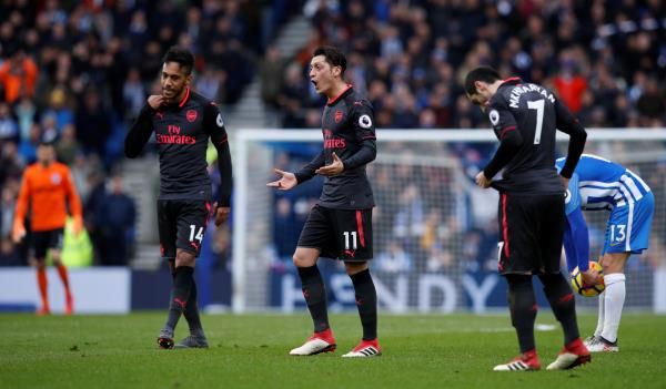 مخيتريان مع لاعبي آرسنال