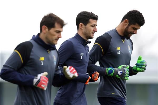 مدافع بورتو مع الاسطورة كاسيساس في بورتو